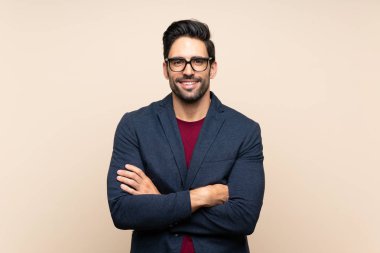 Kollar ön pozisyonda geçti tutarak izole arka plan üzerinde Yakışıklı genç adam