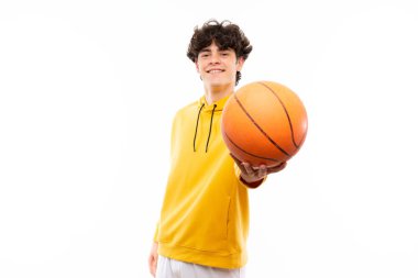 Izole beyaz duvar üzerinde genç basketbolcu adam