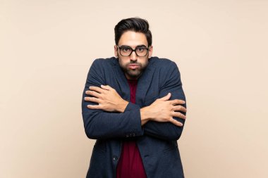 Izole arka plan donma üzerinde Yakışıklı genç adam