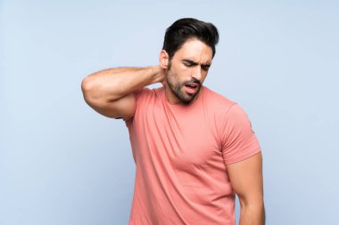 Boyunağrısı ile izole mavi arka plan üzerinde pembe gömlek yakışıklı genç adam
