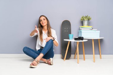 İyi bir anlaşmadan sonra yerde oturan genç kadın el sıkıştı