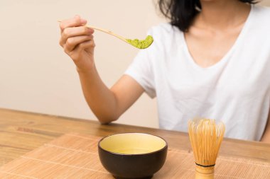 Çay matcha ile genç asyalı kız