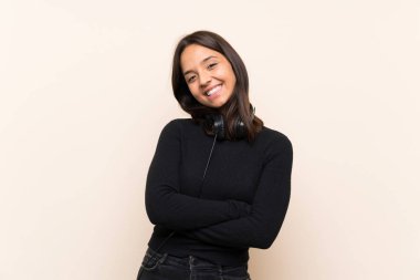 Genç esmer kız izole duvar üzerinde müzik dinliyor