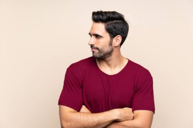 Izole arka plan üzerinde yakışıklı genç adam yan görünümlü