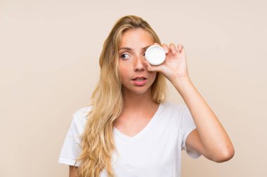 Nemlendirici ile genç sarışın kadın