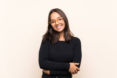 Gözlük ve mutlu izole arka plan üzerinde beyaz kazak ile genç esmer kadın