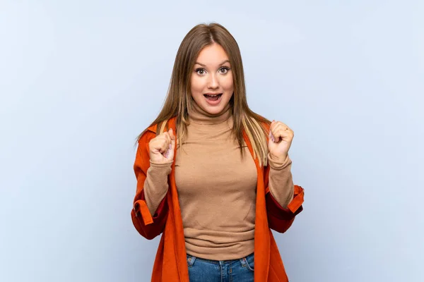 Ragazza Adolescente Con Cappotto Sfondo Blu Isolato Che Celebra Una — Foto Stock