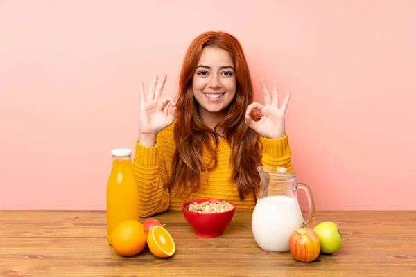 Teenager Rothaarige Mädchen Frühstücken Einem Tisch Zeigt Ein Zeichen Mit — Stockfoto