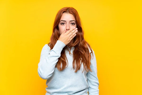 Adolescente Ruiva Menina Sobre Isolado Amarelo Fundo Cobrindo Boca Com — Fotografia de Stock