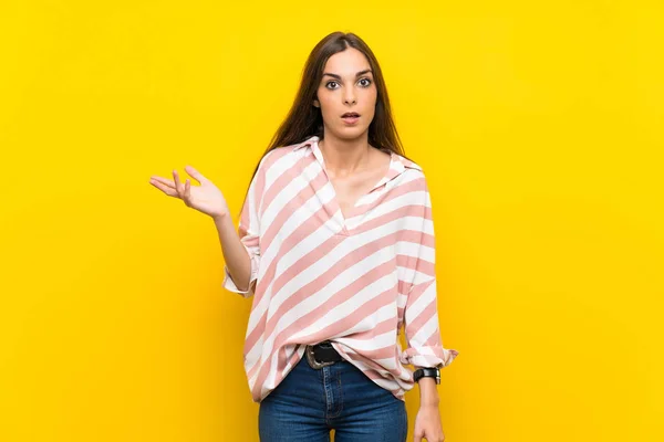 Young Woman Isolated Yellow Background Making Doubts Gesture — Stock Photo, Image