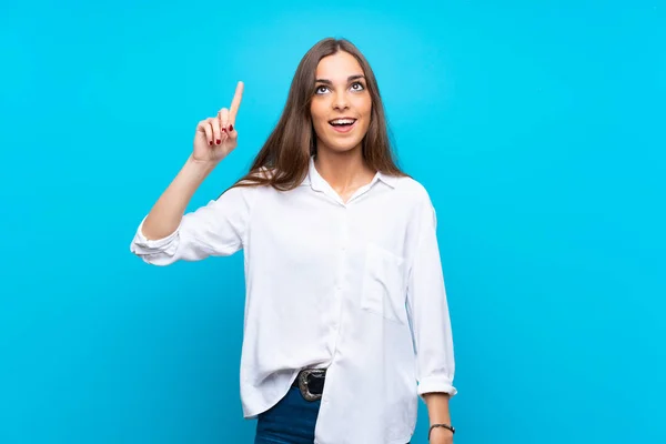 Jonge Vrouw Geïsoleerde Blauwe Achtergrond Van Plan Oplossing Realiseren Terwijl — Stockfoto