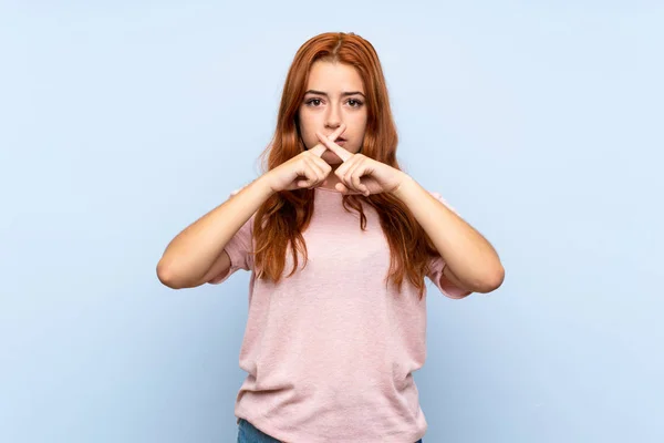Adolescente Ruiva Menina Sobre Isolado Fundo Azul Mostrando Sinal Silêncio — Fotografia de Stock