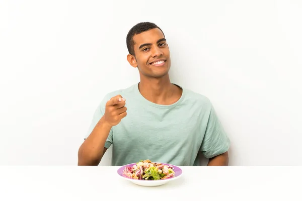 Ung Stilig Man Med Sallad Ett Bord Pekar Finger Dig — Stockfoto