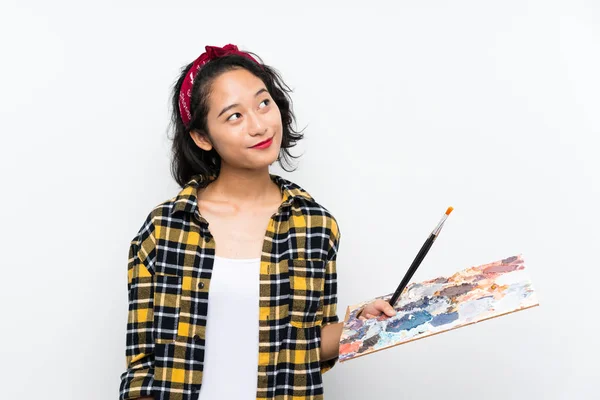 Młoda Kobieta Artysta Trzyma Paletę Białym Tle Patrząc Górę Podczas — Zdjęcie stockowe