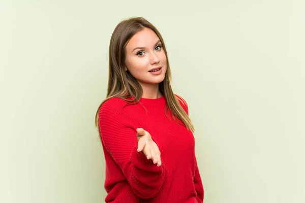 Teenagerka Samostatné Zelené Pozadí Metoda Handshaking Dobrém Obchodu — Stock fotografie