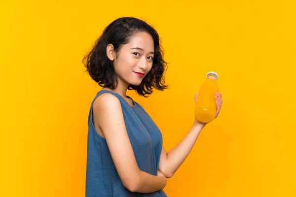 Ασίας Νεαρή Γυναίκα Που Κρατά Ένα Χυμό Πορτοκάλι — Φωτογραφία Αρχείου