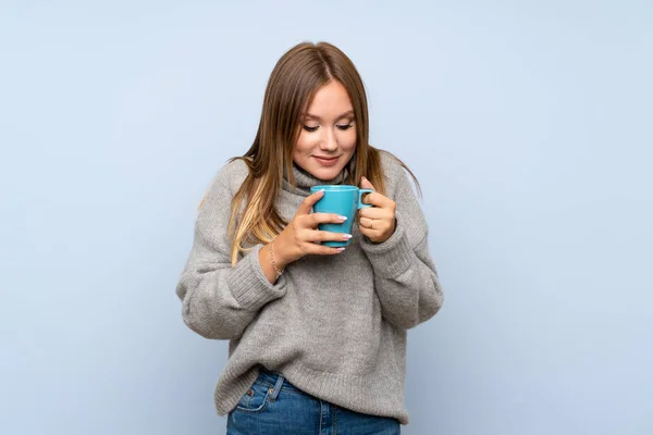 Девушка Подросток Свитером Изолированном Синем Фоне Горячей Чашкой Кофе — стоковое фото