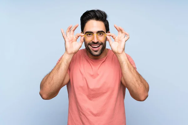 Hombre Joven Guapo Camisa Rosa Sobre Fondo Azul Aislado Con — Foto de Stock