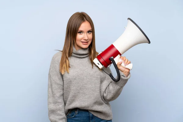 Tonåring Flicka Med Tröja Över Isolerad Blå Bakgrund Innehar Megafon — Stockfoto