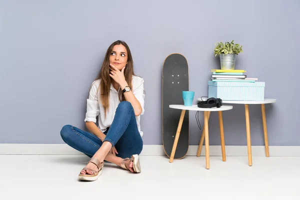 Jeune Femme Assise Sur Sol Pensant Une Idée — Photo