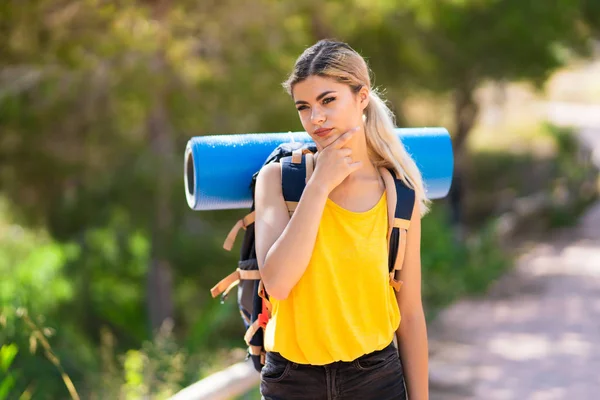 Adolescente Chica Senderismo Aire Libre Pensando —  Fotos de Stock