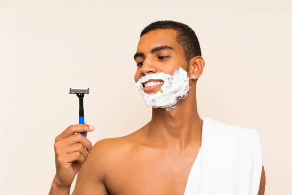 Joven Hombre Guapo Afeitándose Barba Sobre Fondo Aislado Con Expresión —  Fotos de Stock
