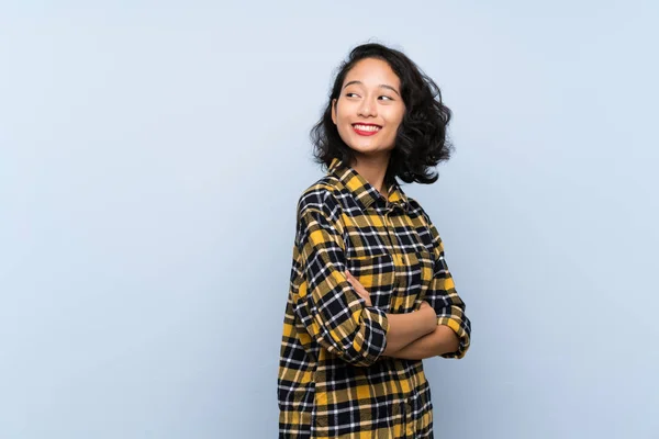 Asiático Jovem Mulher Sobre Isolado Fundo Azul Com Braços Cruzados — Fotografia de Stock