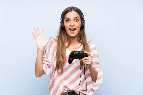 Mujer Joven Jugando Con Controlador Videojuegos Sobre Una Pared Azul —  Fotos de Stock