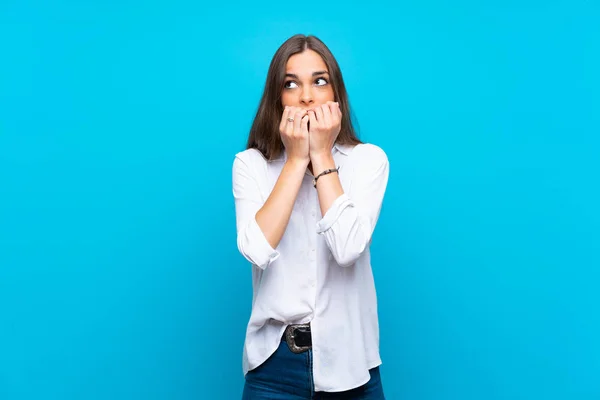 Mujer Joven Sobre Fondo Azul Aislado Nervioso Asustado Poniendo Las —  Fotos de Stock