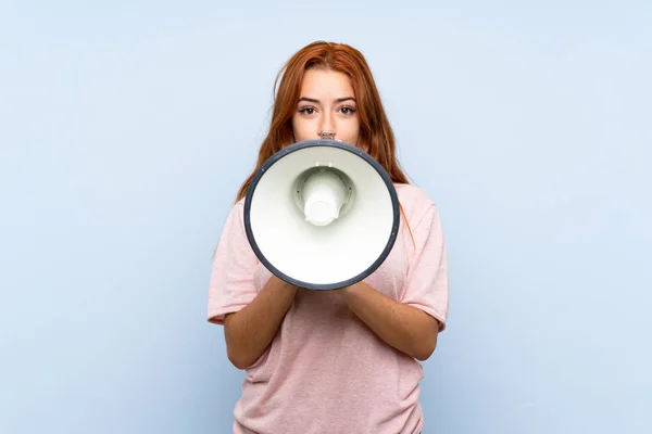 Tiener Redhead Meisje Geïsoleerde Blauwe Achtergrond Schreeuwen Door Een Megafoon — Stockfoto