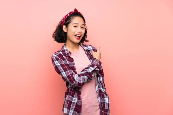 Asiatische Junge Frau Über Isolierte Rosa Hintergrund Überrascht Und Zeigen — Stockfoto