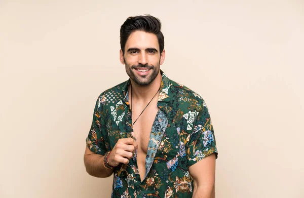 Beau homme en chemise d'été sur fond isolé — Photo