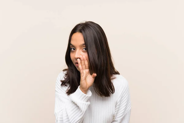 Giovane Donna Bruna Con Maglione Bianco Sfondo Isolato Sussurrando Qualcosa — Foto Stock