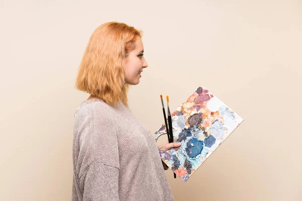 Młoda Kobieta Artysta Białym Tle Patrząc Bok — Zdjęcie stockowe