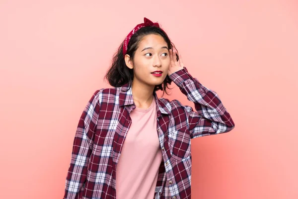 Asiatische Junge Frau Über Isoliertem Rosa Hintergrund Hört Etwas Indem — Stockfoto