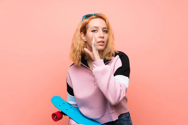 Jonge Skater Vrouw Geïsoleerde Roze Achtergrond Fluisteren Iets — Stockfoto