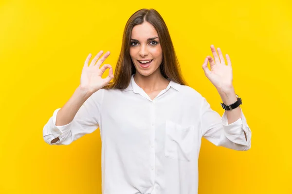 Young Woman Isolated Yellow Background Showing Sign Fingers — Stock Photo, Image