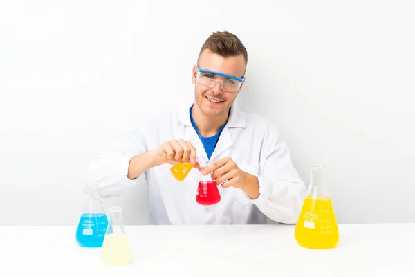 Junge Wissenschaftlerin mit vielen Laborflaschen — Stockfoto