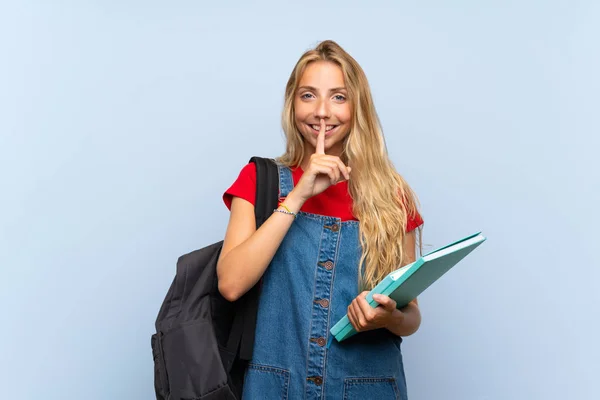 Joven Estudiante Rubia Sobre Aislada Pared Azul Haciendo Gesto Silencio — Foto de Stock