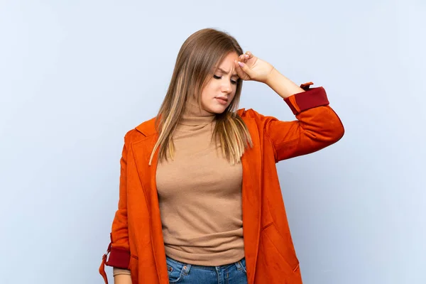 Adolescente Avec Manteau Sur Fond Bleu Isolé Avec Expression Fatiguée — Photo