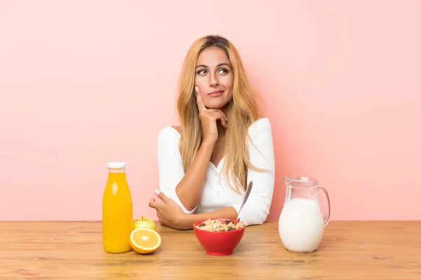 Junge Blonde Frau Beim Frühstücksmilch Denken Eine Idee — Stockfoto