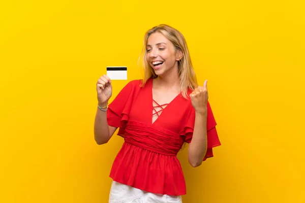 Blondýnka Mladá Žena Izolovaném Žlutém Pozadí Kreditní Kartou — Stock fotografie