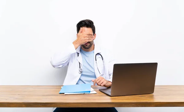 Jovem Médico Homem Com Seu Laptop Sobre Parede Isolada Cobrindo — Fotografia de Stock