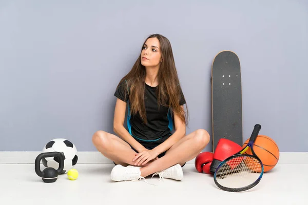 Jovem Mulher Esporte Sentado Chão Olhando Lado — Fotografia de Stock