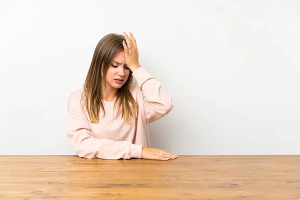 Teenager Mädchen Einem Tisch Hat Zweifel Mit Verwirrtem Gesichtsausdruck — Stockfoto