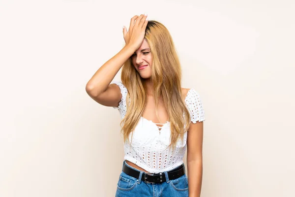 Jonge Blonde Vrouw Geïsoleerde Achtergrond Hebben Twijfels Met Verwarring Gezichtsuitdrukking — Stockfoto