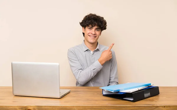 Giovane Studente Uomo Con Computer Portatile Che Punta Lato Presentare — Foto Stock