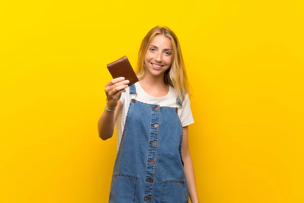 Blonde Jonge Vrouw Geïsoleerde Gele Achtergrond Houden Een Portemonnee — Stockfoto