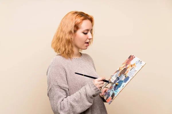 Молода жінка-художник над ізольованим тлом — стокове фото