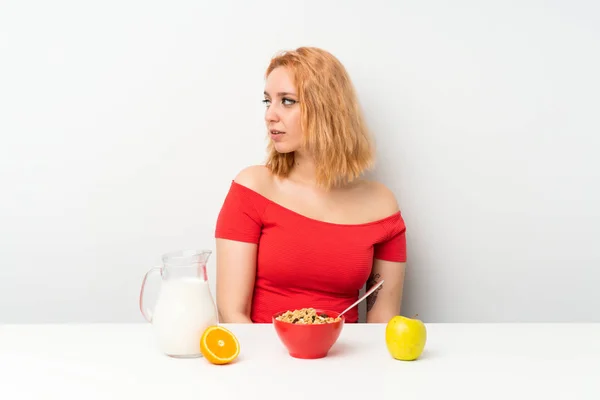 Giovane Donna Che Colazione Guardando Lato — Foto Stock